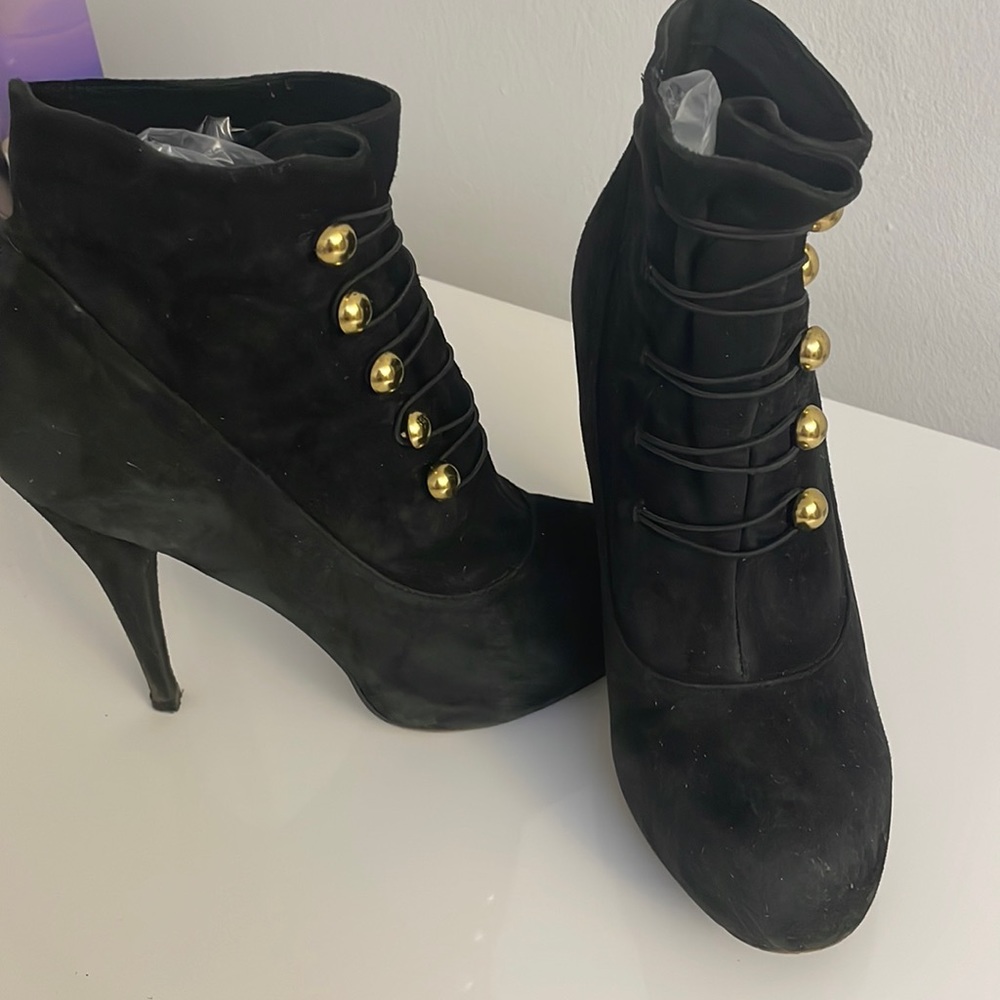 Stevens ankle boots with elastic loop top close in size 7.5